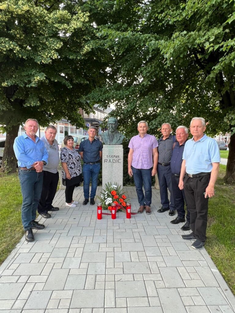 Slika_Polaganje svijeća, cvijeća (2)